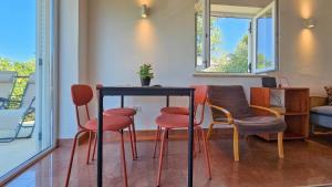 ein Tisch und Stühle in einem Wohnzimmer mit einem Spiegel in der Unterkunft Casa Elza in Dajla