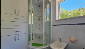 ein Badezimmer mit Dusche und Waschbecken in der Unterkunft Casa Elza in Dajla + 38 Fotos