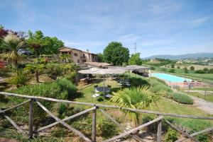 Výhled na bazén z ubytování Spoleto by the pool nebo okolí