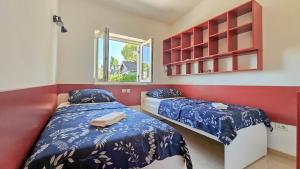 ein Schlafzimmer mit zwei Betten und einem Fenster in der Unterkunft Casa Elza in Dajla