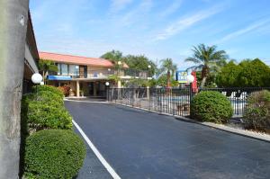 een lege straat voor een gebouw bij Tarpon Shores Inn in Tarpon Springs