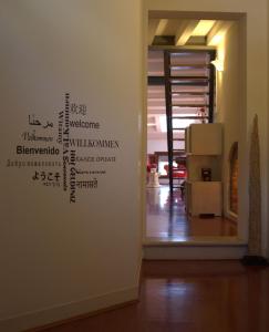 una habitación con una pared con escritura en la pared en Flaminio's Suite Vittorio Veneto, en Vittorio Veneto