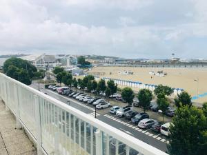 een uitzicht op een parkeerplaats met een strand bij Sainte Beuve Two, Terrasse Vue Mer in Boulogne-sur-Mer