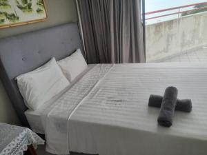 um quarto com uma cama com duas toalhas em AGODA C VIEW @ Sri Sayang Beach Resort em Batu Ferringhi