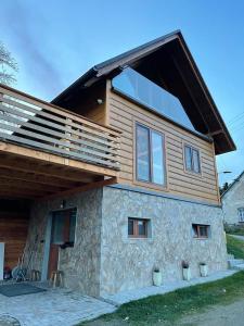een huis met een groot raam en een houten dak bij Domki na Szlaku in Brenna