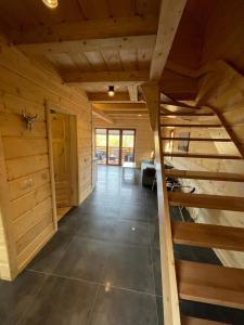 een grote kamer met een houten plafond in een hut bij Domki na Szlaku in Brenna