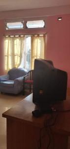 sala de estar con TV encima de una mesa en Geetanjali, en Bolpur