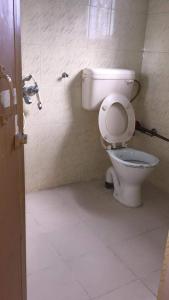 ボルプルにあるGeetanjaliのバスルーム(白いトイレ付)