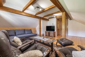 una sala de estar con un sofá y una mesa en Vineyard Cottage Stepan - Happy Rentals, en Črnomelj