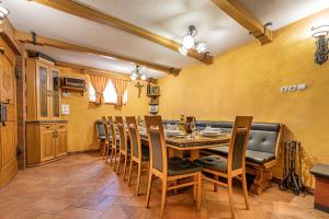 - une salle à manger avec une table et des chaises dans l'établissement Vineyard Cottage Stepan - Happy Rentals, à Črnomelj