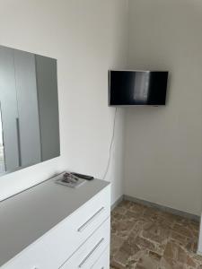 a room with a tv on a wall with a counter at ALLOGGIO STUPINIGI in Nichelino