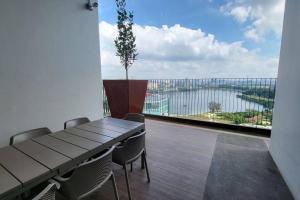 een tafel en stoelen op een balkon met uitzicht bij 4room2bath 8guests｜The Mines｜KTM Serdang Lake View in Seri Kembangan