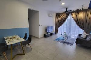 een woonkamer met een tafel en een bank bij 4room2bath 8guests｜The Mines｜KTM Serdang Lake View in Seri Kembangan