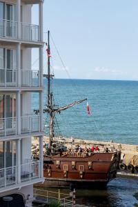 ダルウフコにあるBulwar Zachodzącego Słońca Apartment with Sea View Darłowo by Rentersの横の水船 +77枚の写真