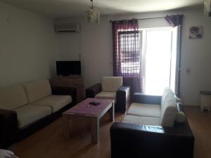 uma sala de estar com um sofá e uma mesa em Mir em Kotor