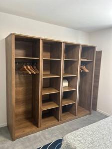 1 dormitorio con armario y estanterías de madera en LabPark Luxury Apartment, en Melano