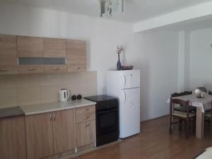 uma cozinha com um frigorífico branco e uma mesa em Mir em Kotor