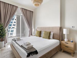 Postel nebo postele na pokoji v ubytování Chic 2 Bedroom in Vera Tower- Business Bay