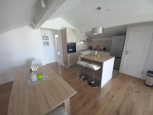 Galeriebild der Unterkunft One bedroom loft apartment with nice view in Nin