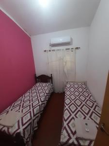 ein kleines Zimmer mit 2 Betten und einer Heizung in der Unterkunft Apart incone in Formosa