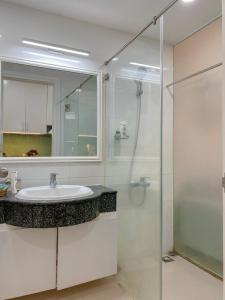 La salle de bains est pourvue d'un lavabo et d'une douche. dans l'établissement Căn Hộ Ocean Vista 1PN, à Ấp Ngọc Hải