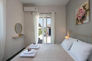 Lova arba lovos apgyvendinimo įstaigoje Luxurious Agios Georgios Villa - Private Pool - Villa Spyridoula - Beach Paradise