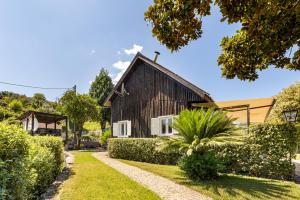 a barn style house with a garden at Chalé da Caniçada By Sé Apartamentos in Rio Caldo