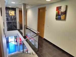 un pasillo con escalera y escalera en Hostal Manel, en Pineda de Mar