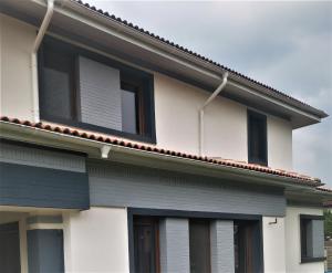 uma casa com janelas a preto e branco em NETFLIX & CHILL em Remetea Mare