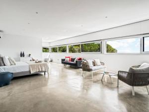 Posezení v ubytování Design villa sea views and lap pool
