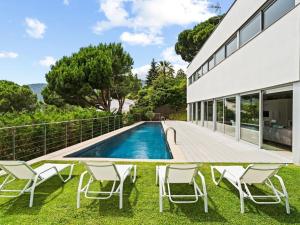Bazén v ubytování Design villa sea views and lap pool nebo v jeho okolí