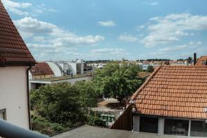 vistas a una ciudad con edificios y tejados en ☆ Luxury Studio ☆ NETFLIX/MASIONETTE ☆ 4min to Bhf, en Kornwestheim