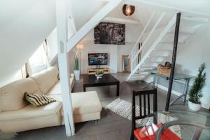 uma sala de estar com um sofá e uma mesa em ☆ Luxury Studio ☆ NETFLIX/MASIONETTE ☆ 4min to Bhf em Kornwestheim