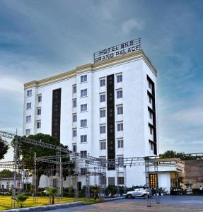 范兰德凡Hotel SKS Grand Palace-Vrindāvan的白色的建筑,上面有标志