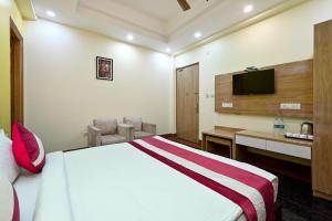 Hotel SKS Grand Palace-Vrindāvan的电视和/或娱乐中心