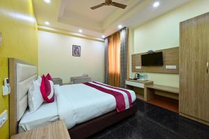 Hotel SKS Grand Palace-Vrindāvan客房内的一张或多张床位