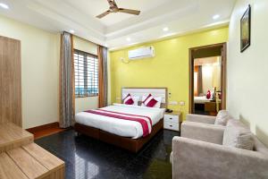 Hotel SKS Grand Palace-Vrindāvan客房内的一张或多张床位