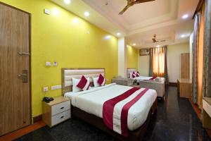 Hotel SKS Grand Palace-Vrindāvan客房内的一张或多张床位