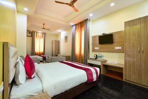 Hotel SKS Grand Palace-Vrindāvan客房内的一张或多张床位