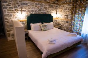 ツァガラダにあるIris Stone Villa with Jacuzziのベッドとタオル2枚のある寝室 +27枚の写真
