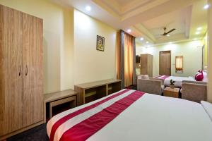 Hotel SKS Grand Palace-Vrindāvan客房内的一张或多张床位