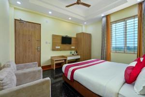 Hotel SKS Grand Palace-Vrindāvan客房内的一张或多张床位
