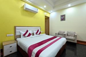 Hotel SKS Grand Palace-Vrindāvan客房内的一张或多张床位