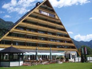 a large building with a triangle roof at Gemütliche Wohnung am Golfplatz mit Bergblick in St. Wolfgang