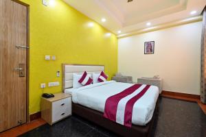 Hotel SKS Grand Palace-Vrindāvan客房内的一张或多张床位
