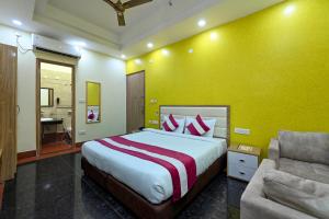 Hotel SKS Grand Palace-Vrindāvan客房内的一张或多张床位