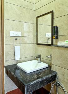 Hotel SKS Grand Palace-Vrindāvan的一间浴室