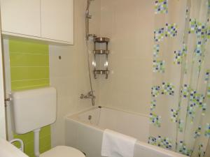 Kúpeľňa v ubytovaní Well-equipped apartment with free parking