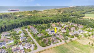 an aerial view of a residential neighborhood with houses and the ocean at Vakantiehuis Dishoek DI04 in Dishoek