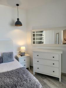 Łóżko lub łóżka w pokoju w obiekcie Beach Apartment - Benalmadena Costa